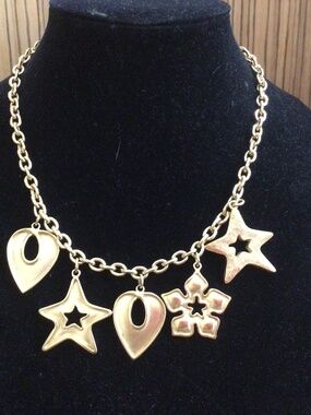 Unique goldtone necklace. The necklaces in excellent shape.